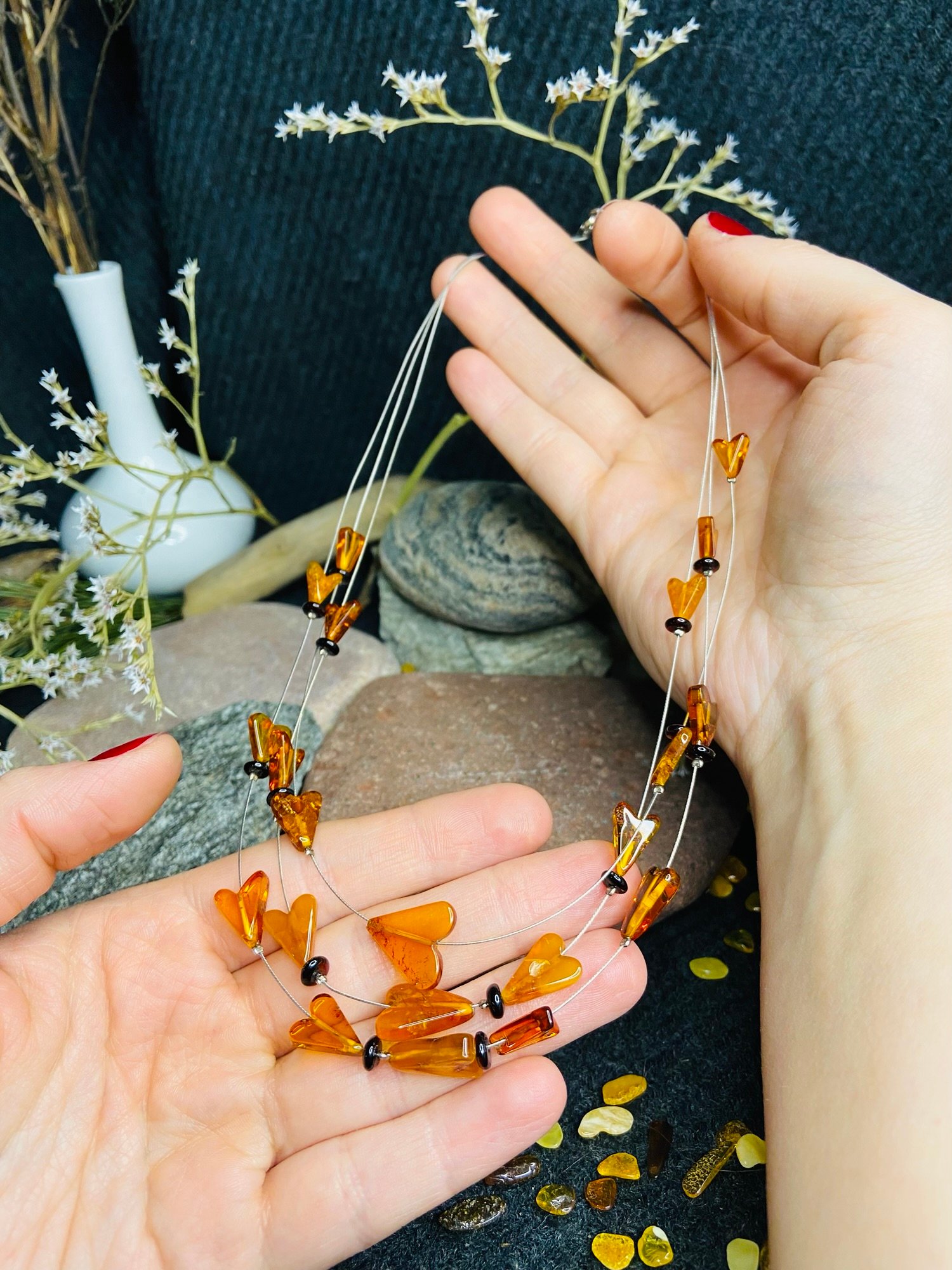 img_1589-jpg Trīs virteņu Dzintara kaklarota ar sirsniņu formas pērlītēm