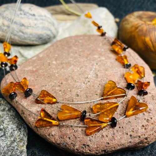 img_1591.jpg Trīs virteņu Dzintara kaklarota ar sirsniņu formas pērlītēm