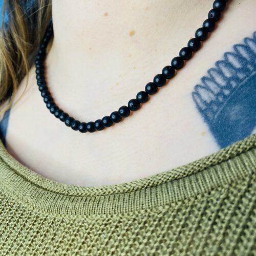 img_8294 Melna grauzdētā dzintara kaklarota ar smalkām pērlītēm