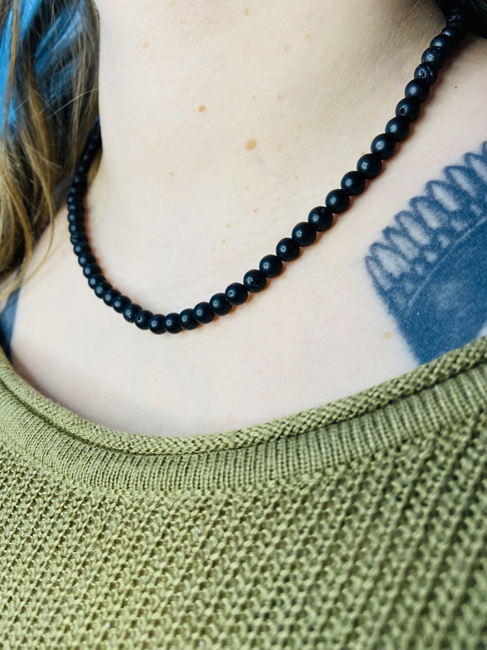 Melna grauzdētā dzintara kaklarota ar smalkām pērlītēm