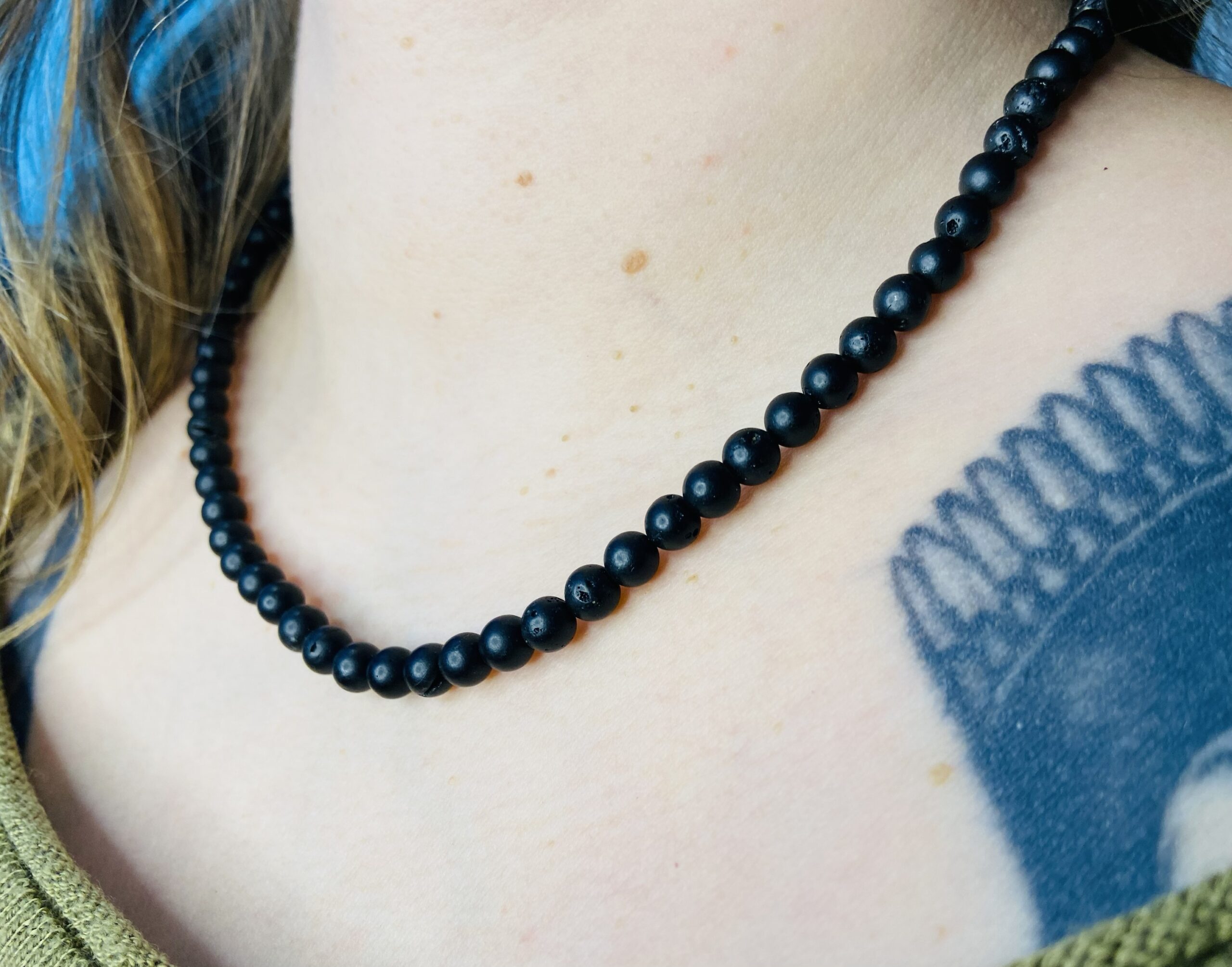 Melna grauzdētā dzintara kaklarota ar smalkām pērlītēm