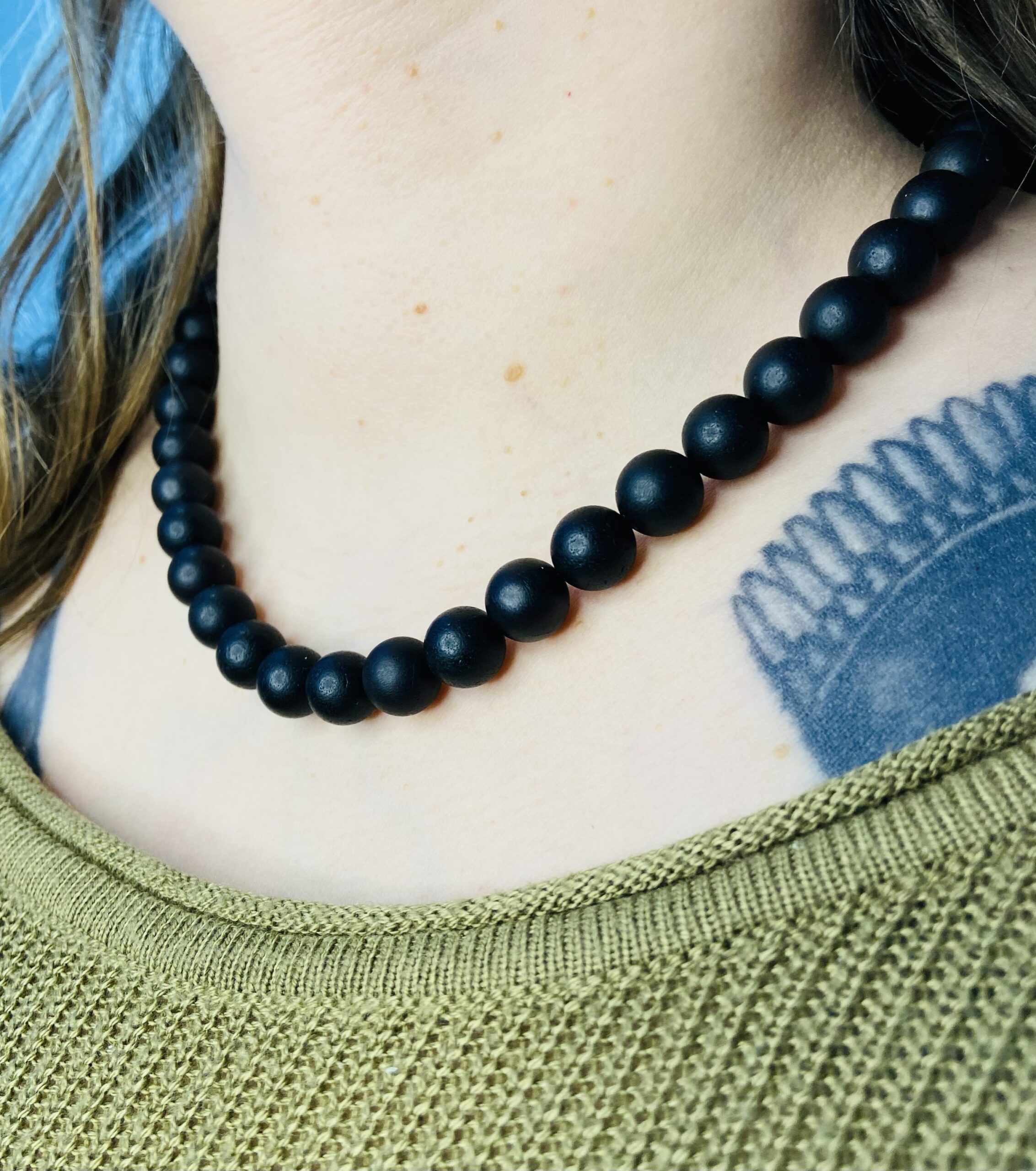 Grauzdētā Dzintara Kaklarota ar piķa melnām, lielām pērlītēm