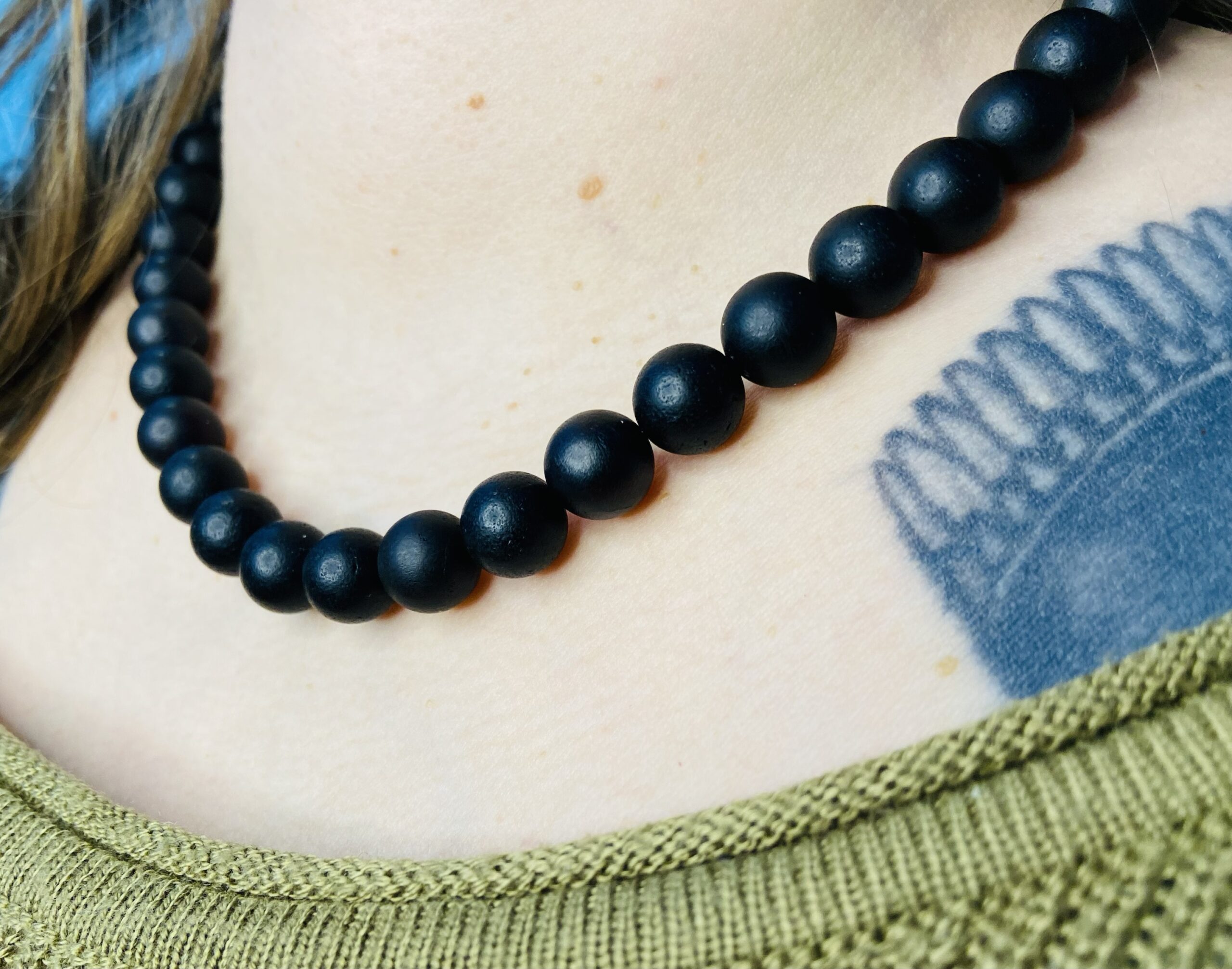 Grauzdētā Dzintara Kaklarota ar piķa melnām, lielām pērlītēm