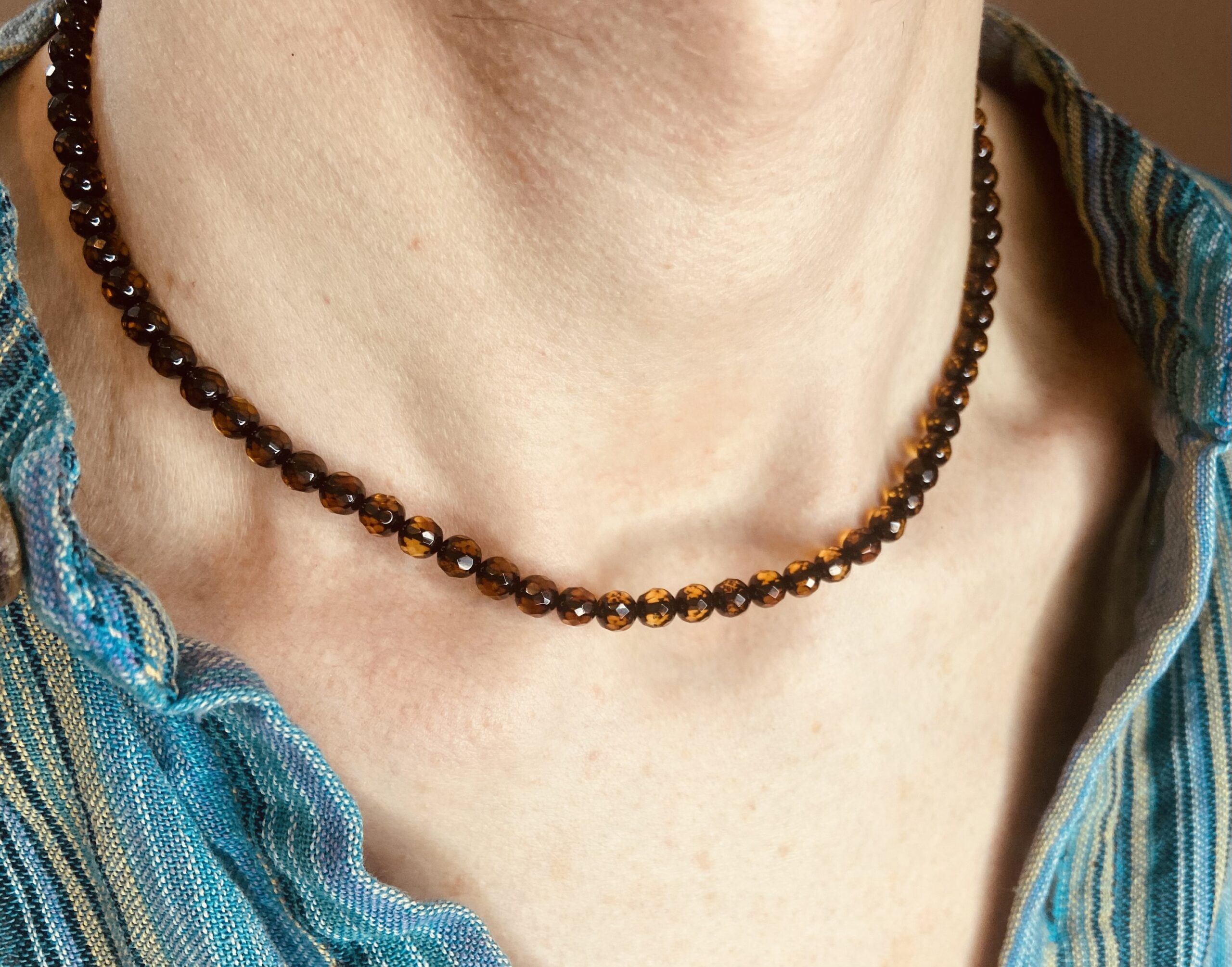 Krāsu mainošā Dzintara komplekts - aproce un kaklarota