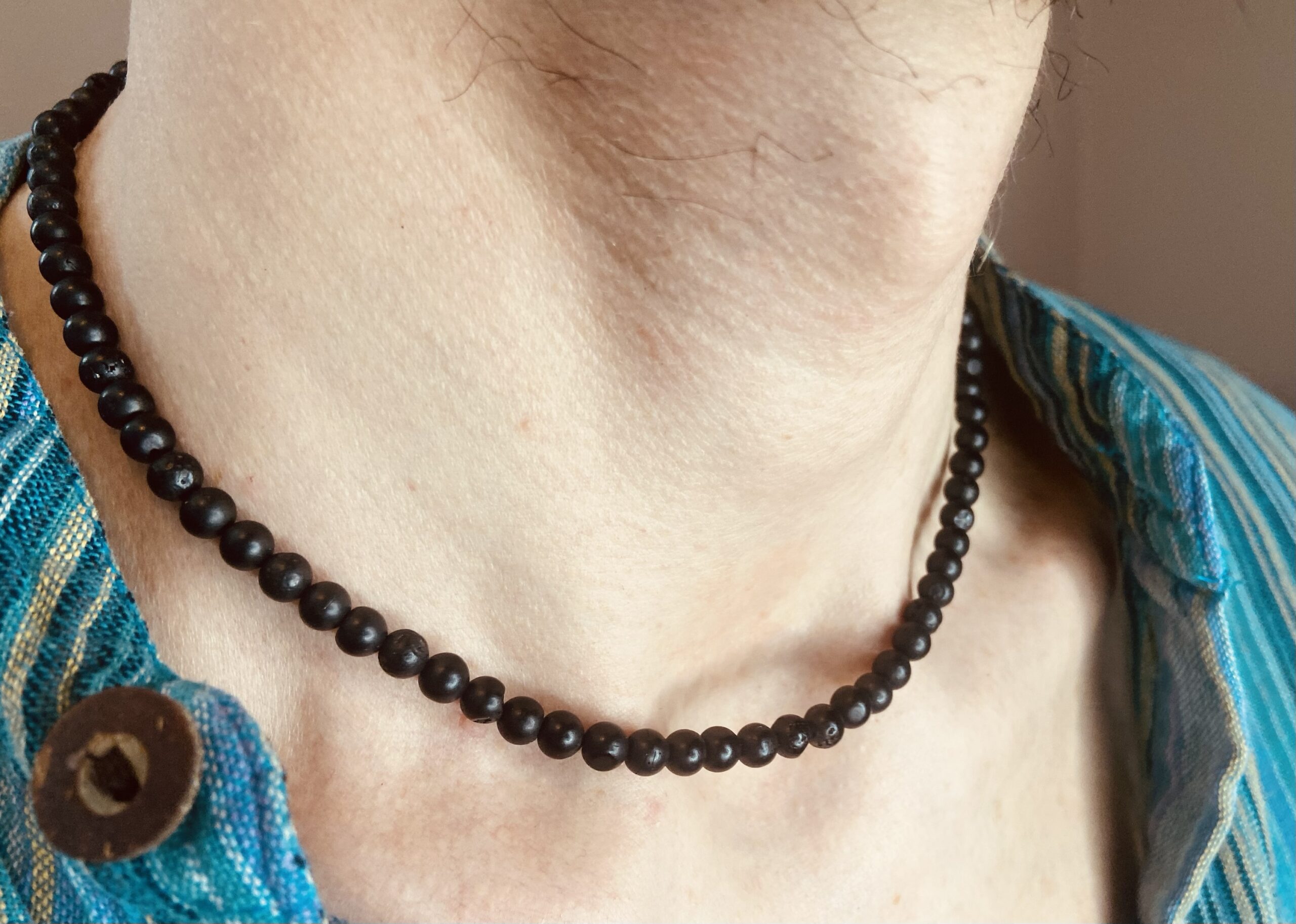 Melna grauzdētā dzintara kaklarota ar smalkām pērlītēm