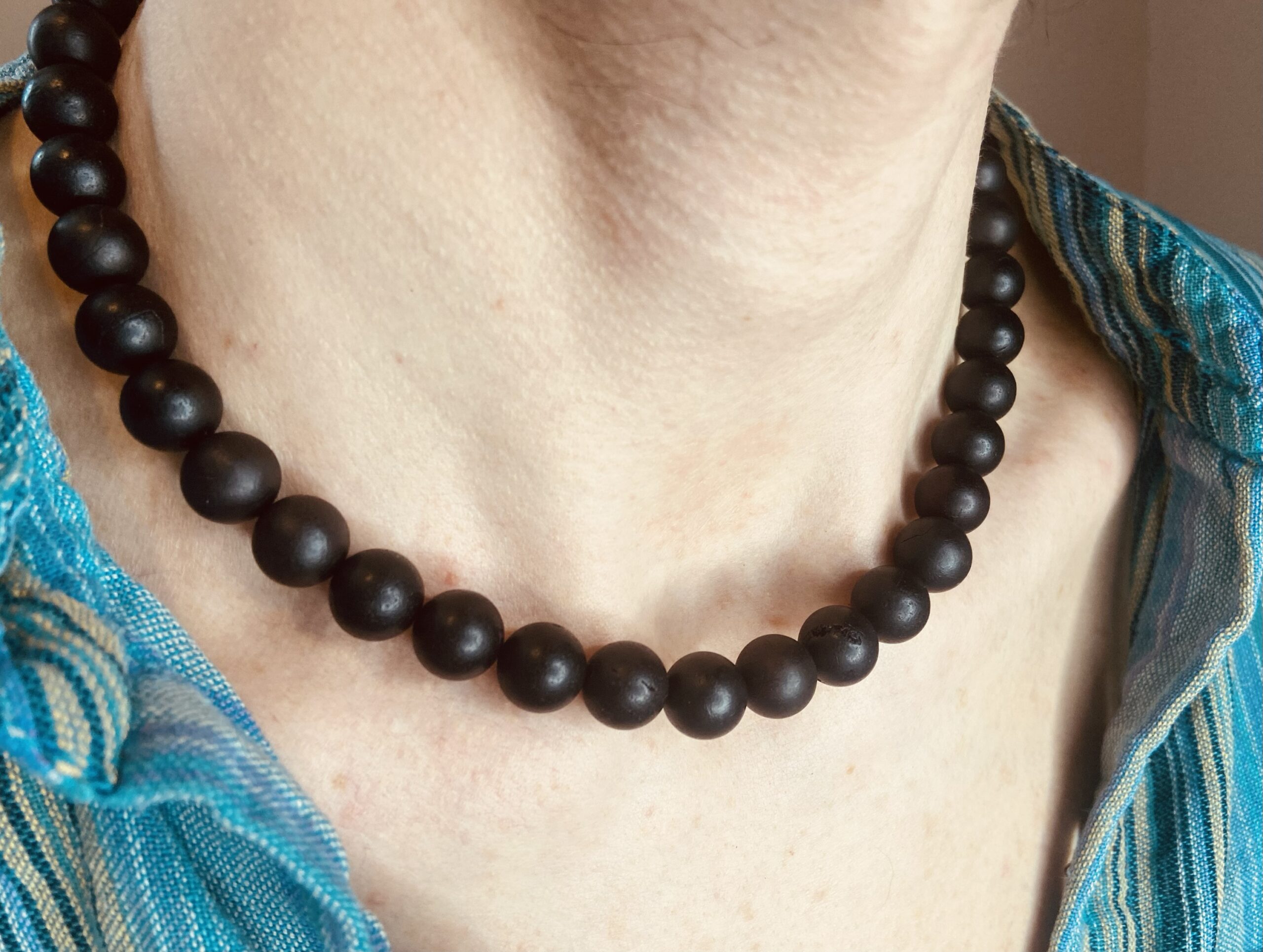 Grauzdētā Dzintara Kaklarota ar piķa melnām, lielām pērlītēm