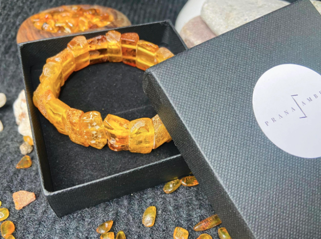 Daļēji pulēta Baltijas Dzintara aproce ar raksturu