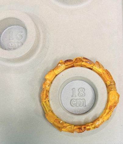 Daļēji pulēta Baltijas Dzintara aproce ar raksturu