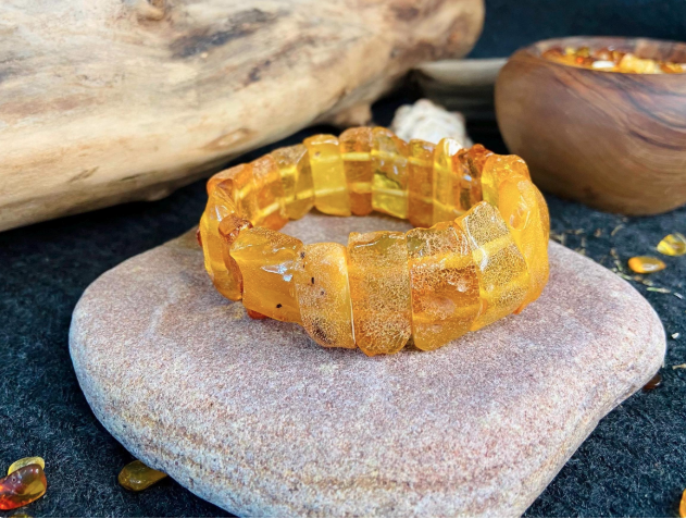 Daļēji pulēta Baltijas Dzintara aproce ar raksturu