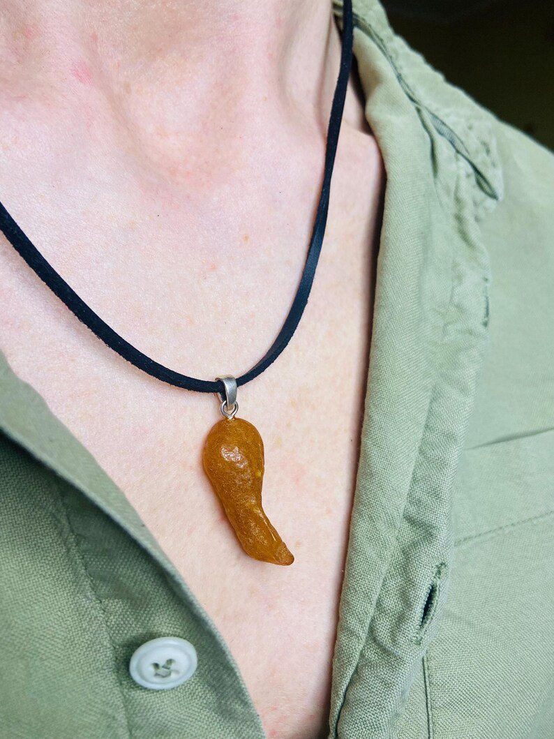 56548094-r-il-00c423-6777216607-il_794xN.6777216607_68lw Unikāli un Neapstrādāti Baltijas Dzintara Kuloni ar Sudraba detaļu