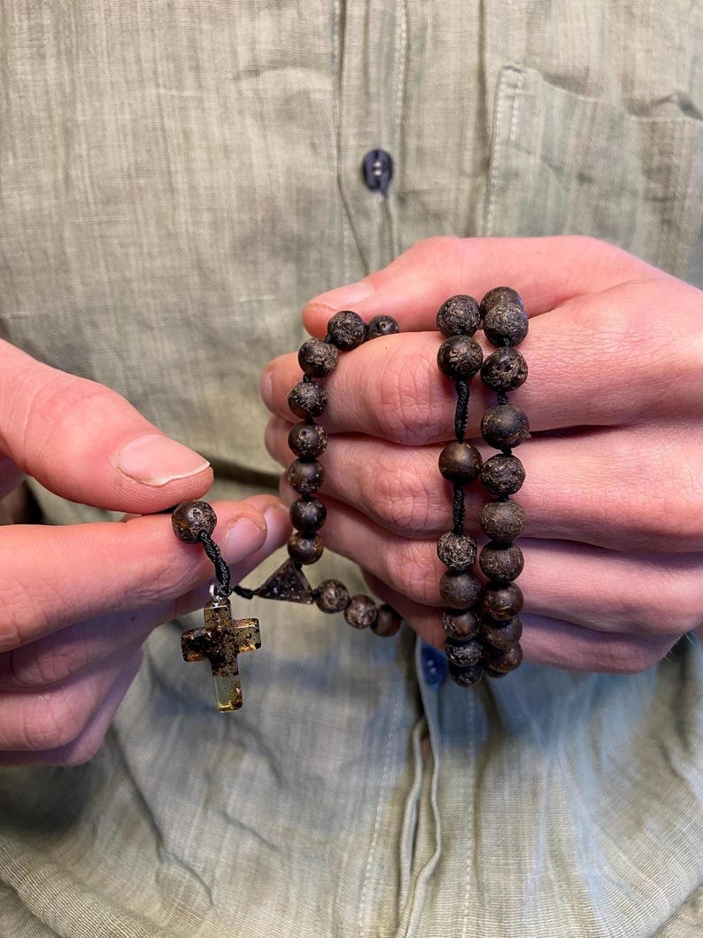 56548094-r-il-029197-6785013418-il_794xN.6785013418_i7b5 Daļēji pulēts Tumšo pērlīšu Katoļu rožukronis