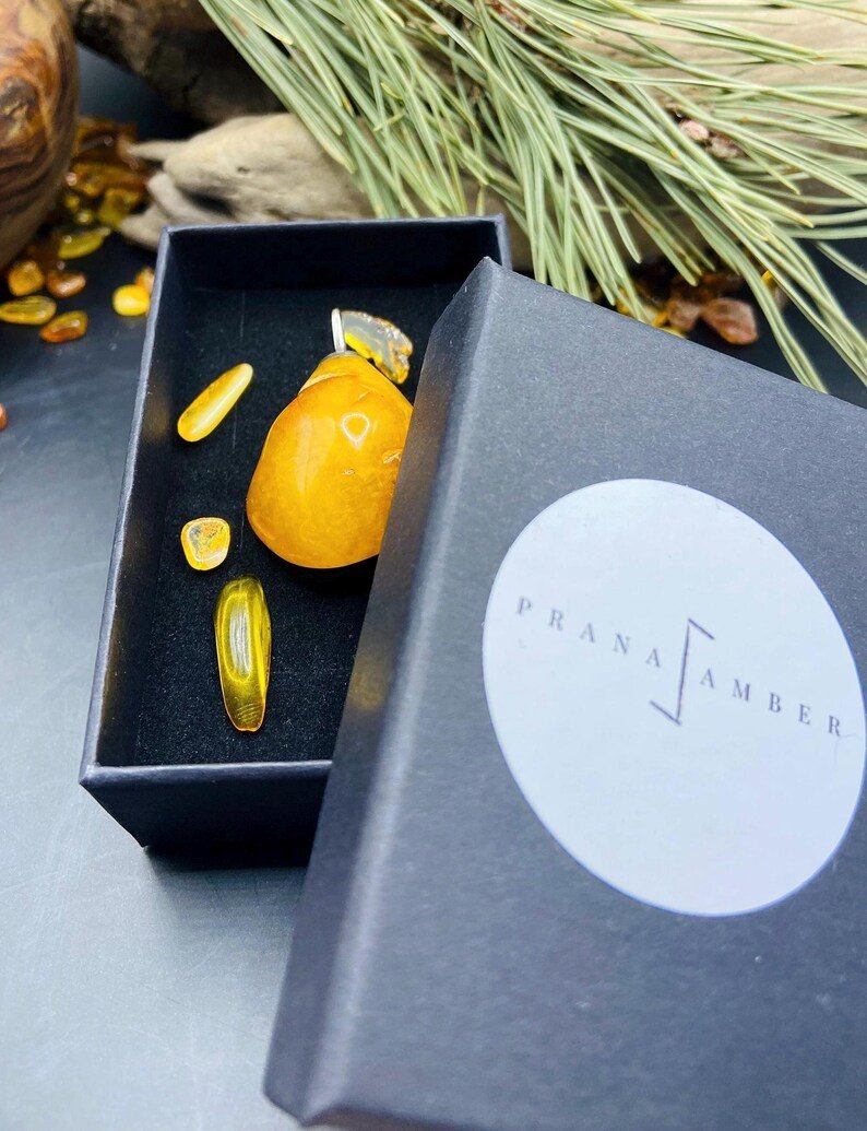 56548094-r-il-02e513-6901148500-il_794xN.6901148500_qu85 Unikāls Dzintara kulons ar milzīgu, izteiksmīgu plaisu