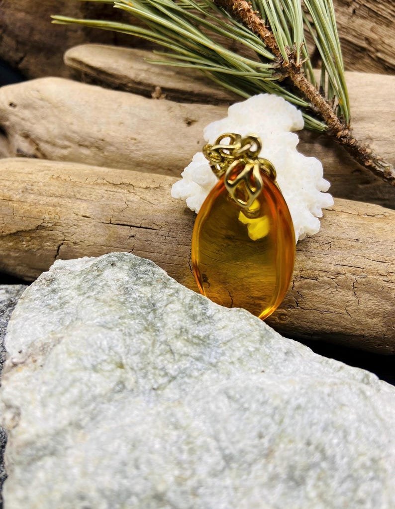 56548094-r-il-052922-6914670742-il_794xN.6914670742_l05e Baltijas Dzintara caurspīdīgs kulons ar 18K apzeltītu ķēdīti