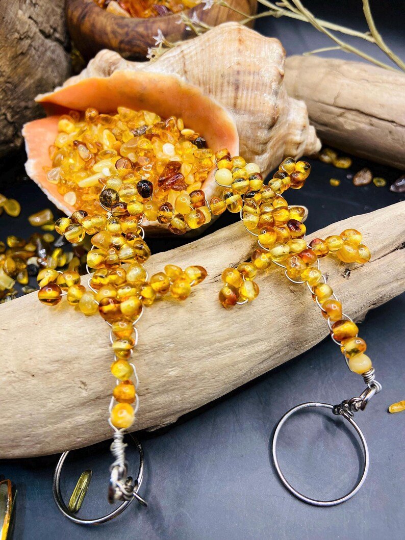 56548094-r-il-056186-7193047164-il_794xN.7193047164_gru6 Roku darinātas Baltijas Dzintara ķirzakas kā atslēgu piekariņi