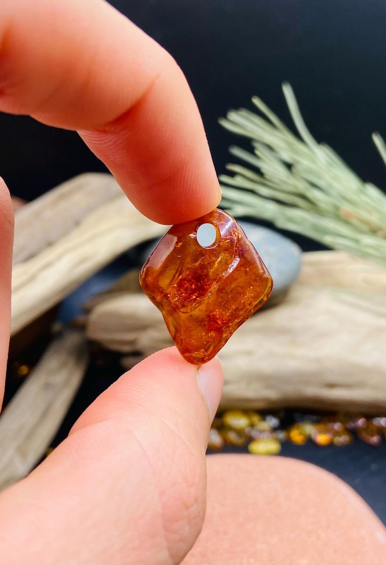 Smalki Baltijas Dzintara daudzkrāsaini kuloni