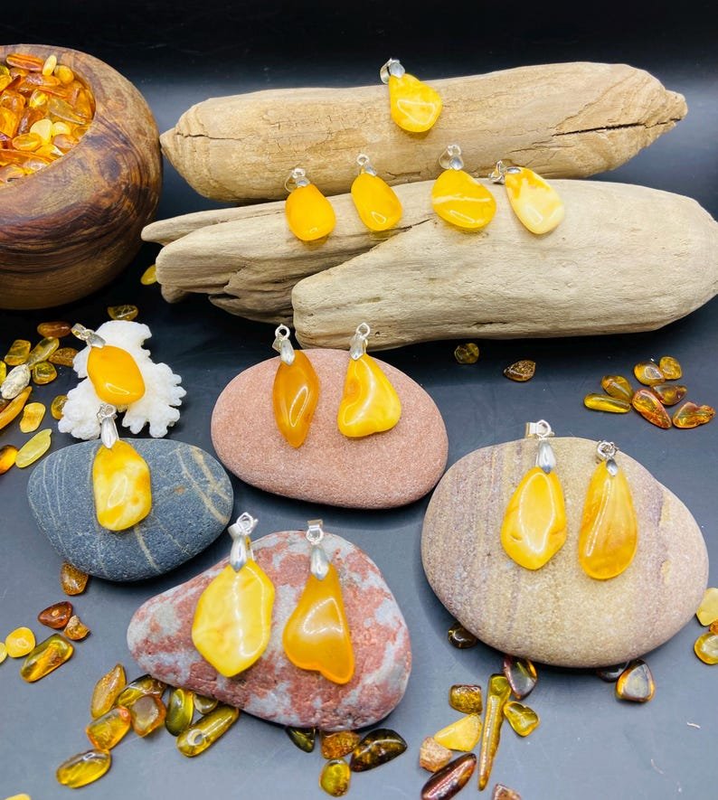 56548094-r-il-0bde73-6829667290-il_794xN.6829667290_cynk Mini Dzintara Kuloni sviesta un medus krāsās