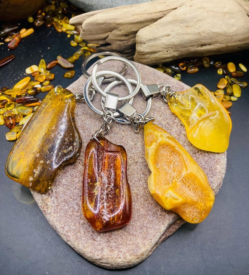 56548094-r-il-0be4c0-7340917434-il_794xN.7340917434_2wem Lielizmēra Baltijas Dzintara atslēgu piekariņi dažādās krāsās