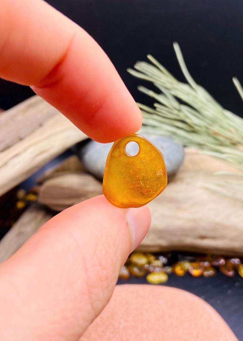 Smalki un gaumīgi Dzintara kuloni priekš abiem dzimumiem