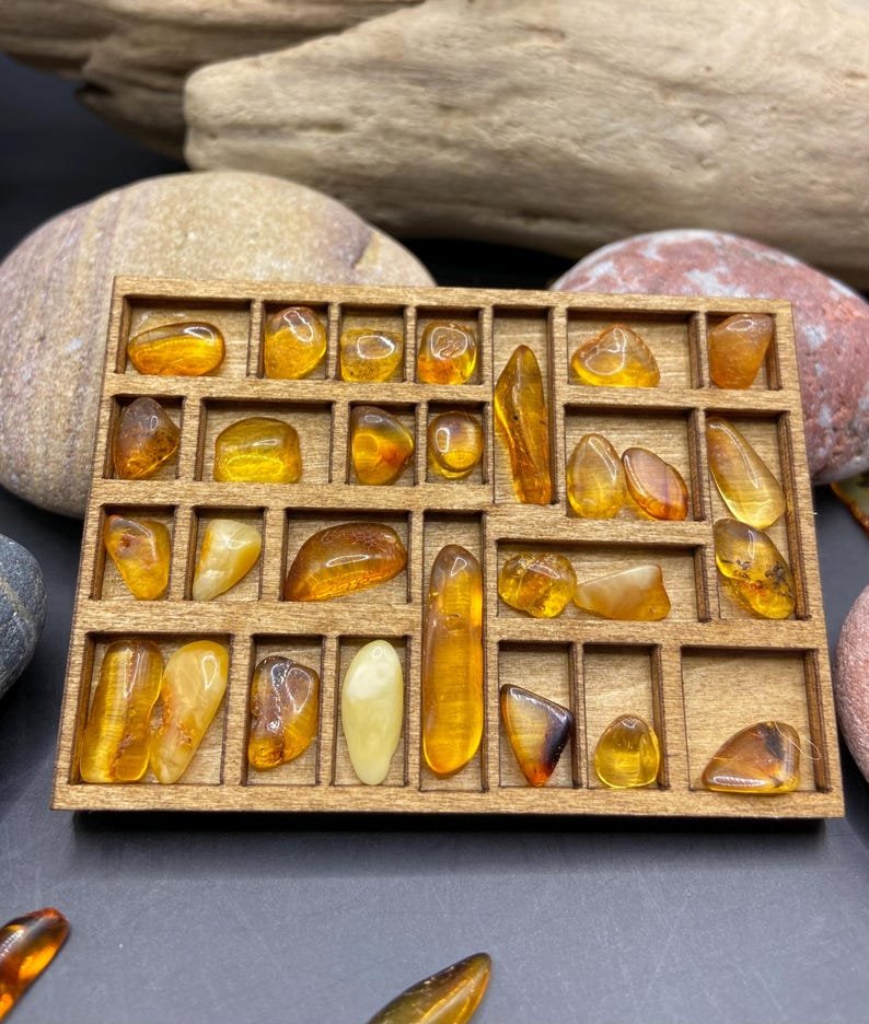 56548094-r-il-0ccdca-6890970963-il_794xN.6890970963_rk2t Dzintara drusmstalu kastīte no koka ar maziem dzintaru gabaliņiem