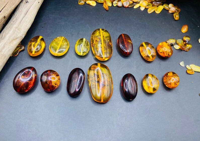 56548094-r-il-0d5116-7221899168-il_794xN.7221899168_gy9j Daudzkrāsainas "Flatback" tipa Baltijas Dzintara pērlītes