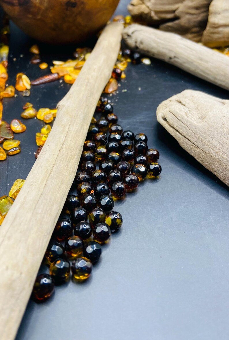 56548094-r-il-0f7f77-7221886169-il_794xN.7221886169_g9fp 6mm Daudzšķautņainas krāsu mainošās Dzintara pērlītes