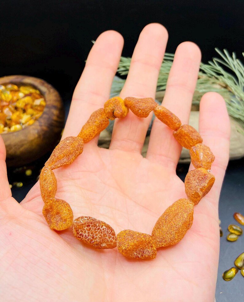 56548094-r-il-0fb515-7164632280-il_794xN.7164632280_cxul Neapstrādātas konjaka krāsas lielizmēra šķeltās Dzintara pērlītes