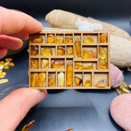 56548094-r-il-0fe9fd-6842996628-il_794xN.6842996628_fmx3 Dzintara drusmstalu kastīte no koka ar maziem dzintaru gabaliņiem