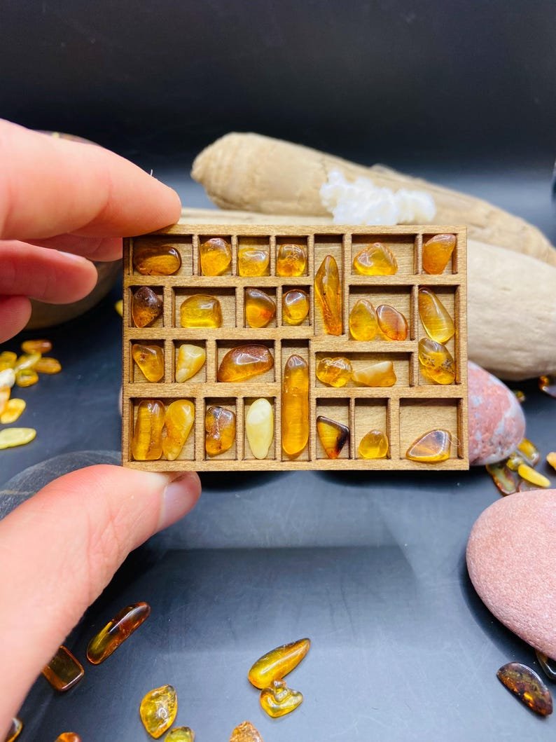 56548094-r-il-0fe9fd-6842996628-il_794xN.6842996628_fmx3 Dzintara drusmstalu kastīte no koka ar maziem dzintaru gabaliņiem