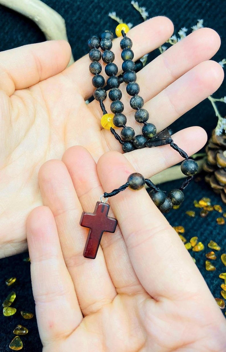 56548094-r-il-104cbc-6834050595-il_794xN.6834050595_izu7 Roku darināts Tumšās krāsas Dzintara Rožukronis