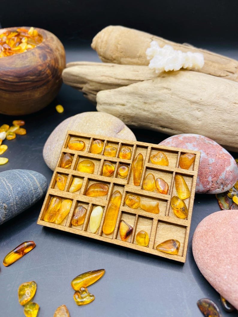 56548094-r-il-11fe40-6890970961-il_794xN.6890970961_g5nt Dzintara drusmstalu kastīte no koka ar maziem dzintaru gabaliņiem