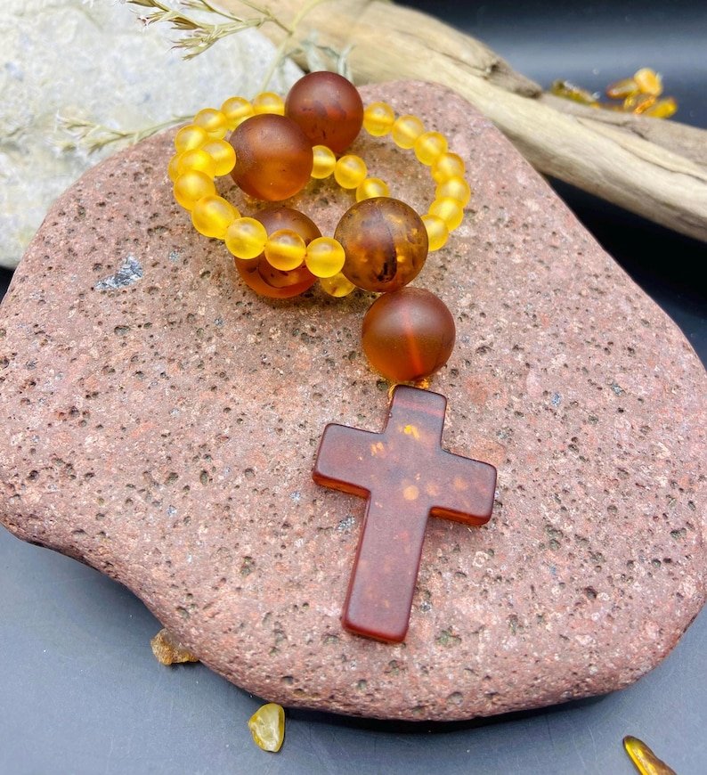 56548094-r-il-12a384-6803851819-il_794xN.6803851819_6cr3 Premium Anglikāņu rožukronis no Dabiska Baltijas Dzintara