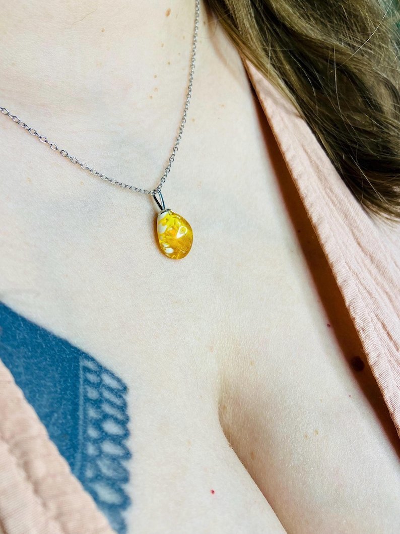 56548094-r-il-12beb8-6930898249-il_794xN.6930898249_49sp Burvīgi minimāla stila Dzintara kuloni ar ķēdīti