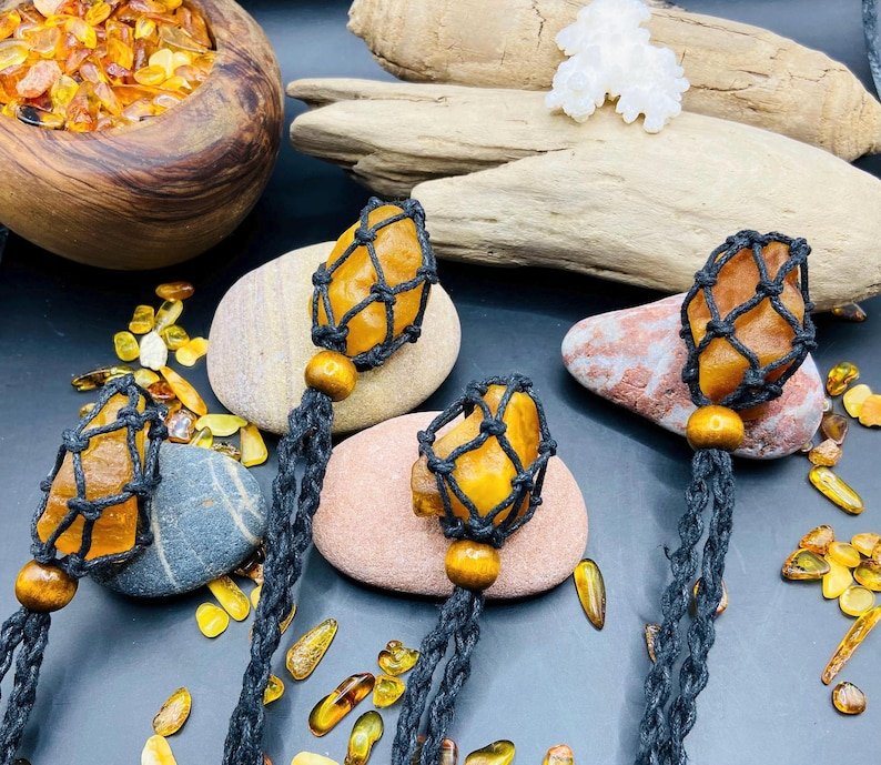 56548094-r-il-13ea42-6845990488-il_794xN.6845990488_gy07 Hipiju stila rota - Baltijas Dzintara akmens iekļauts auduma būrī