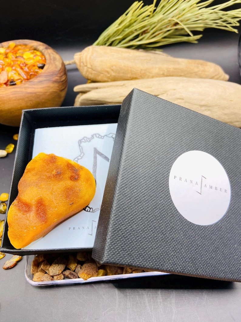 56548094-r-il-13f5f8-6926776523-il_794xN.6926776523_2cz6 Baltijas Dzintara Mistērijas Akmeņi 10-15 grami