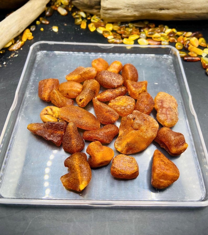 56548094-r-il-1590ba-7164627350-il_794xN.7164627350_m7ky Neapstrādātas konjaka krāsas lielizmēra šķeltās Dzintara pērlītes