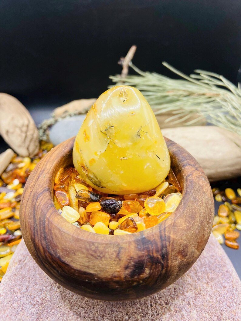 56548094-r-il-17bc50-7321375390-il_794xN.7321375390_3e1k Sviesta krāsas liels un pulēts Dzintara gabals, 26.5 grami