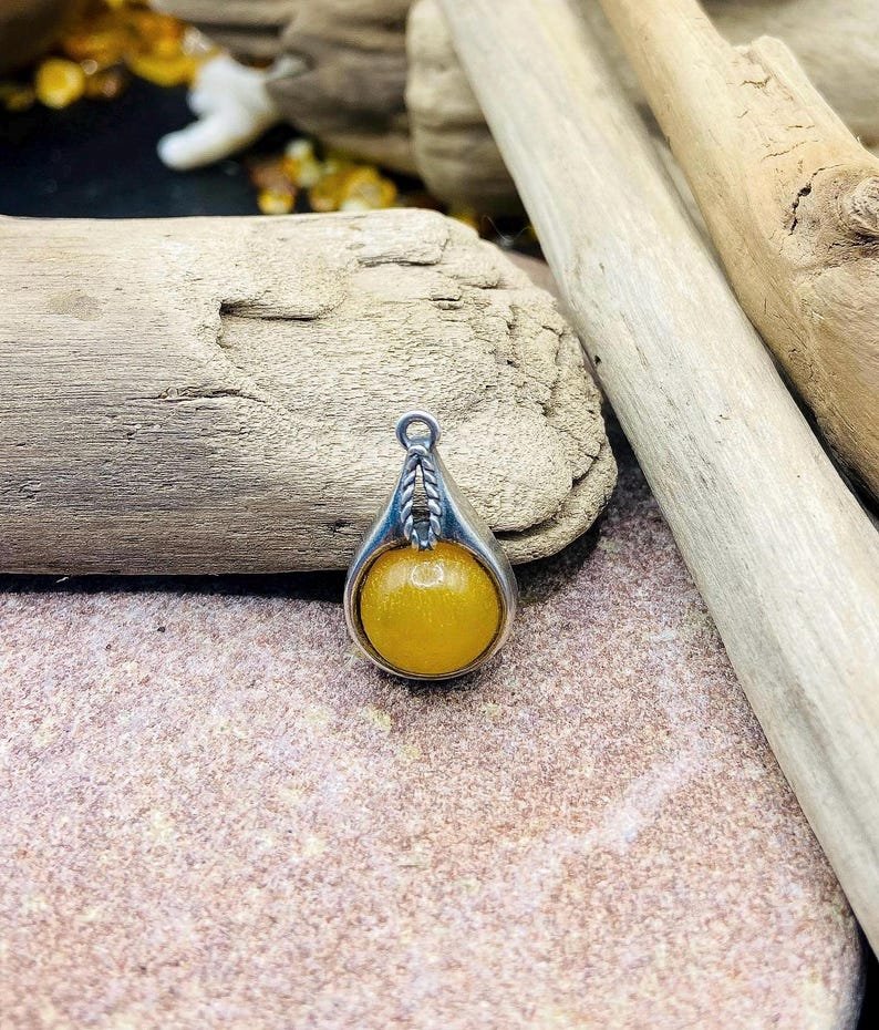 56548094-r-il-18581f-7185902049-il_794xN.7185902049_656j Vintāžas daudzkrāsaini kuloni īstā minimālisma stilā