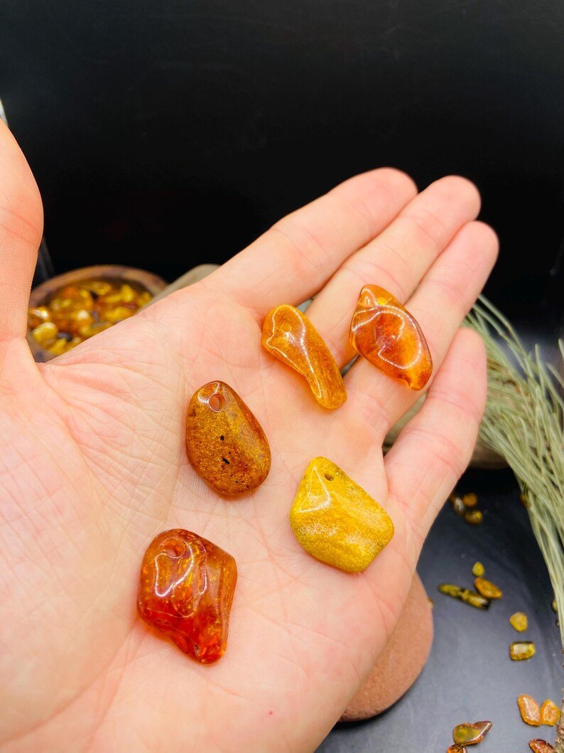 Smalki Baltijas Dzintara daudzkrāsaini kuloni