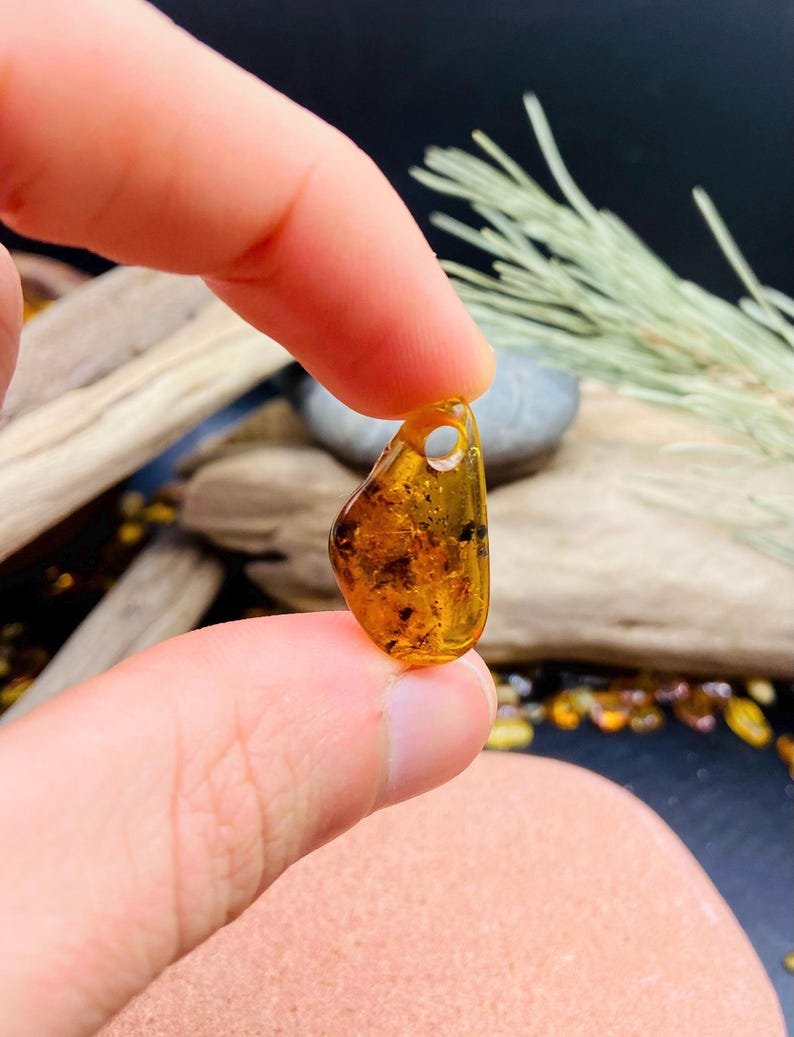 Minimāla stila Dzintara kuloni konjaka nokrāsā