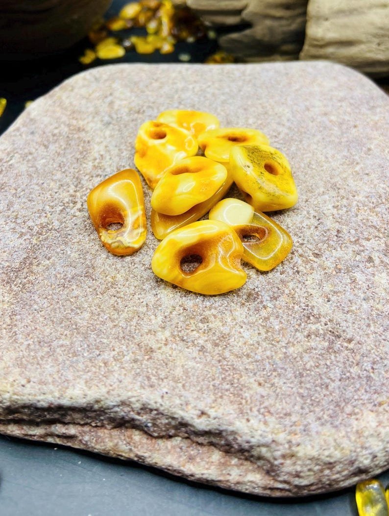 56548094-r-il-1b9ad1-7103040858-il_794xN.7103040858_p9sb Baltaie Dzintara kuloni ar Dabiski veidojušiem caurumiem