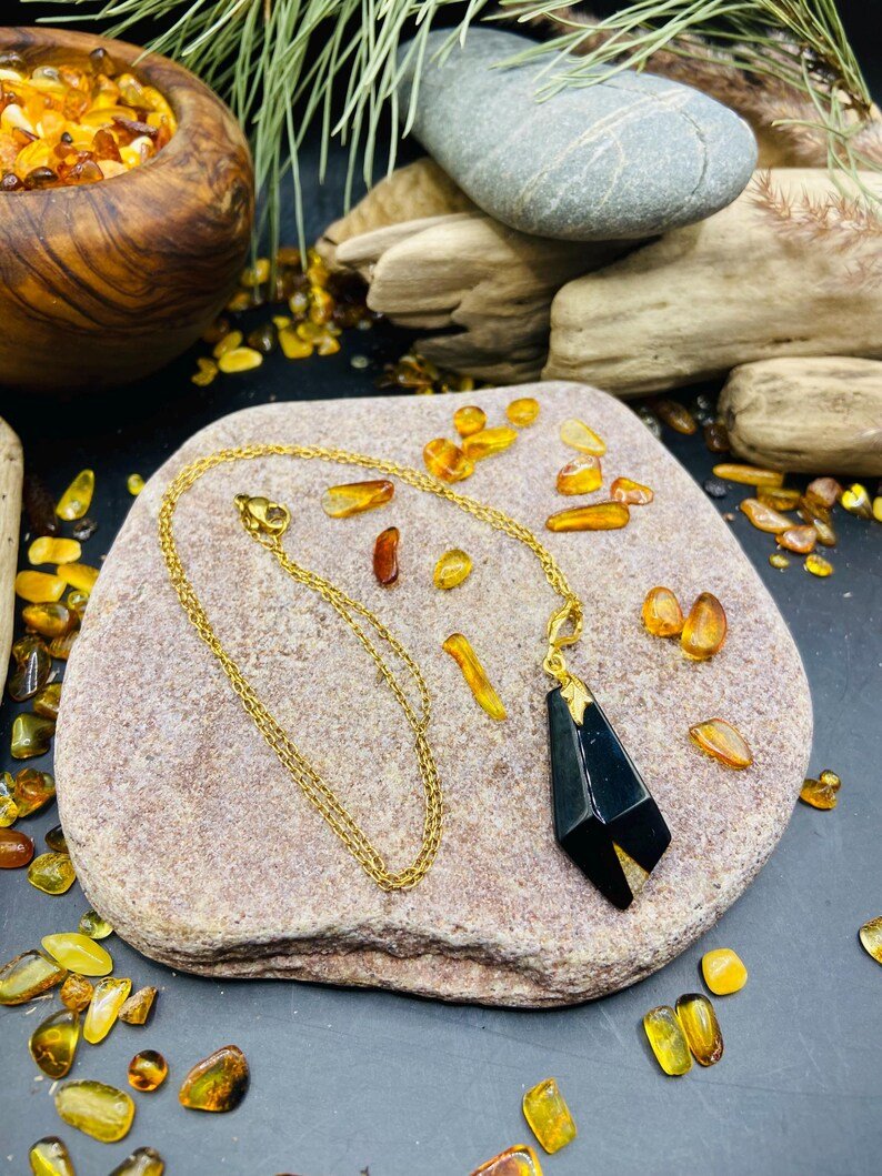 56548094-r-il-1cecf7-7113323578-il_794xN.7113323578_mwcu Baltijas Dzintara kulons tumšā nokrāsā ar 18K apzeltītu ķēdīti