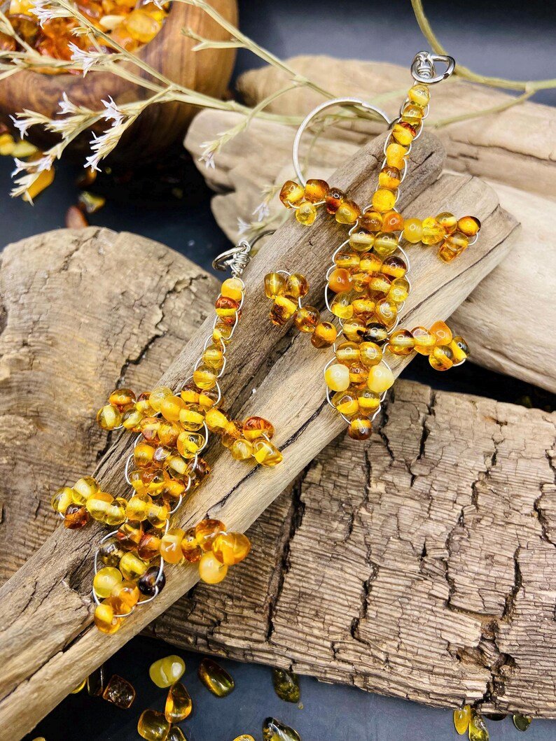 56548094-r-il-1dd0a6-7193040584-il_794xN.7193040584_t3kv Roku darinātas Baltijas Dzintara ķirzakas kā atslēgu piekariņi