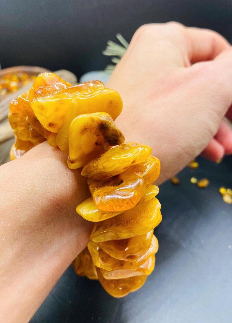 56548094-r-il-1df644-7268193486-il_794xN.7268193486_9v53 Dabiska Dzintara lielizmēra šķelto gabalu rokassprādze