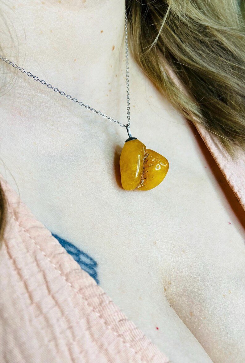 56548094-r-il-200d52-6901149394-il_794xN.6901149394_rvji Unikāls Dzintara kulons ar milzīgu, izteiksmīgu plaisu