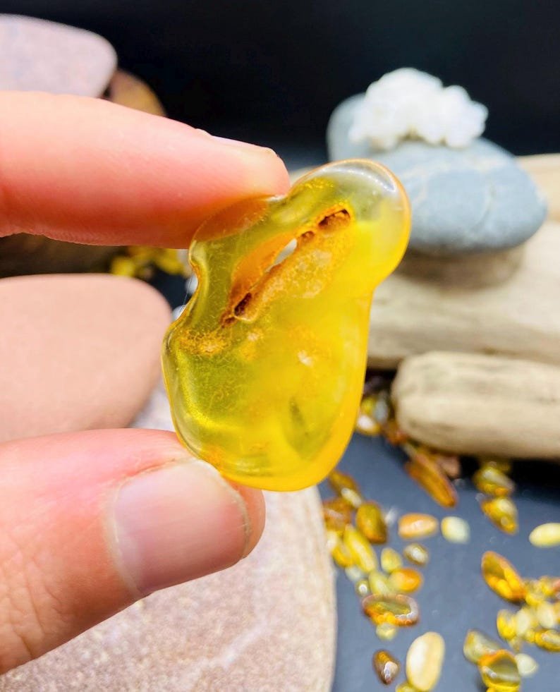 56548094-r-il-217843-7116457587-il_794xN.7116457587_w7xu Citrona krāsas Dzintars ar Dabiski veidojušos caurumu