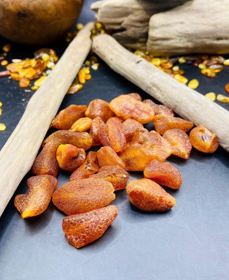 56548094-r-il-26cd26-7164622822-il_794xN.7164622822_brl2 Neapstrādātas konjaka krāsas lielizmēra šķeltās Dzintara pērlītes