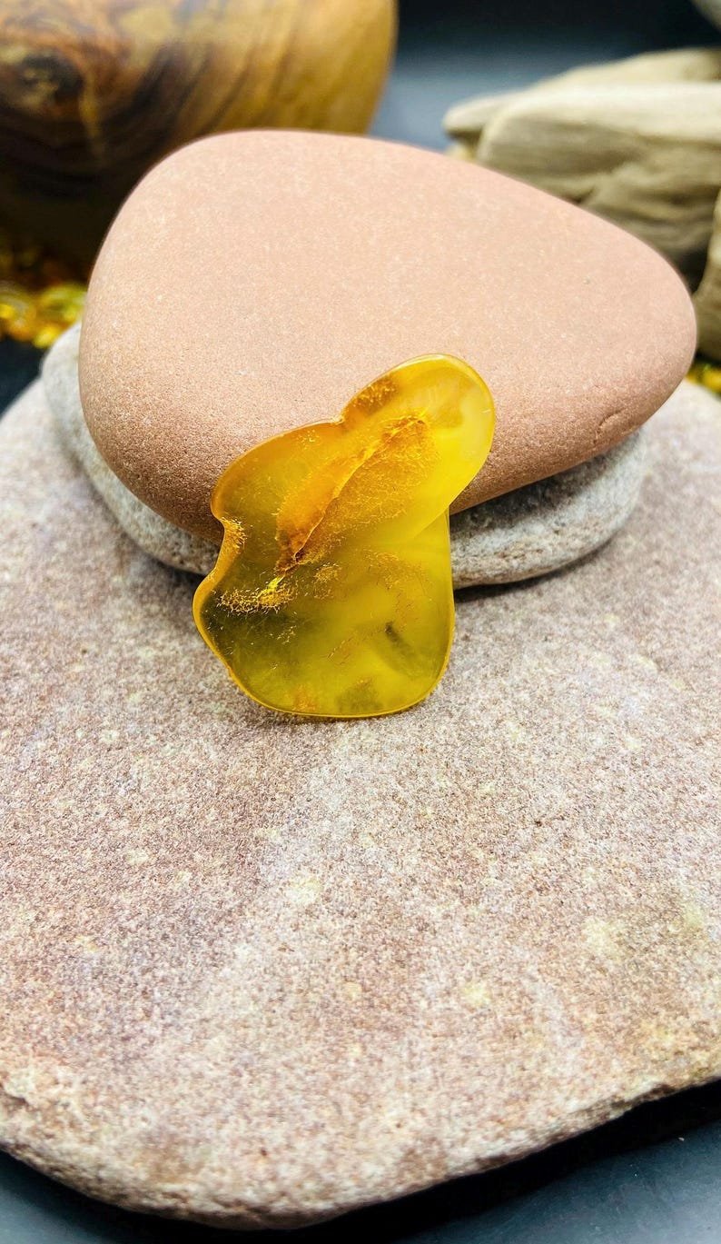 56548094-r-il-27a7fb-7116455155-il_794xN.7116455155_jztc Citrona krāsas Dzintars ar Dabiski veidojušos caurumu