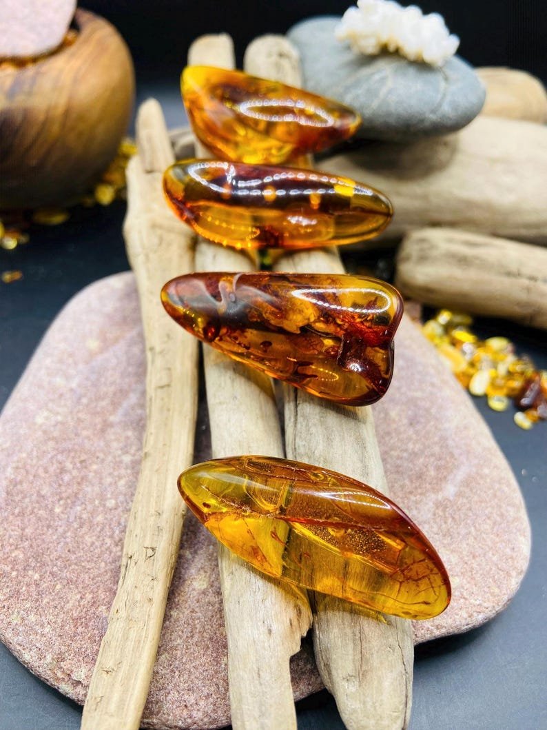 56548094-r-il-2b1ba9-7084633281-il_794xN.7084633281_egzl Skaistas konjaka kŗasas, vidēja izmēra Dzintara brošas