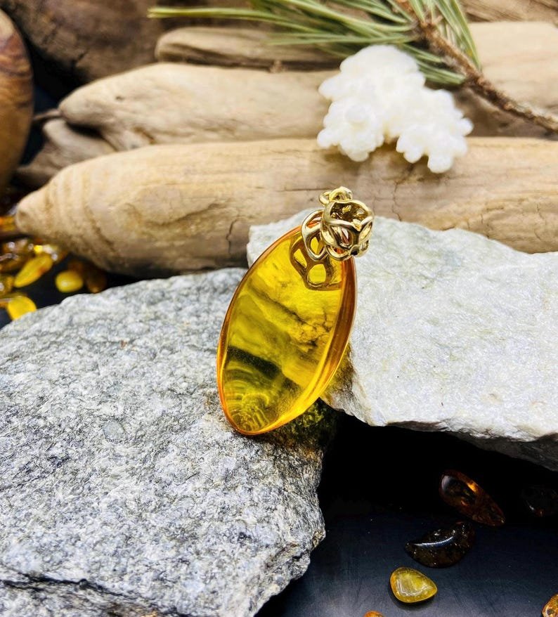 56548094-r-il-2bb4fd-6914668298-il_794xN.6914668298_57x4 Baltijas Dzintara caurspīdīgs kulons ar 18K apzeltītu ķēdīti