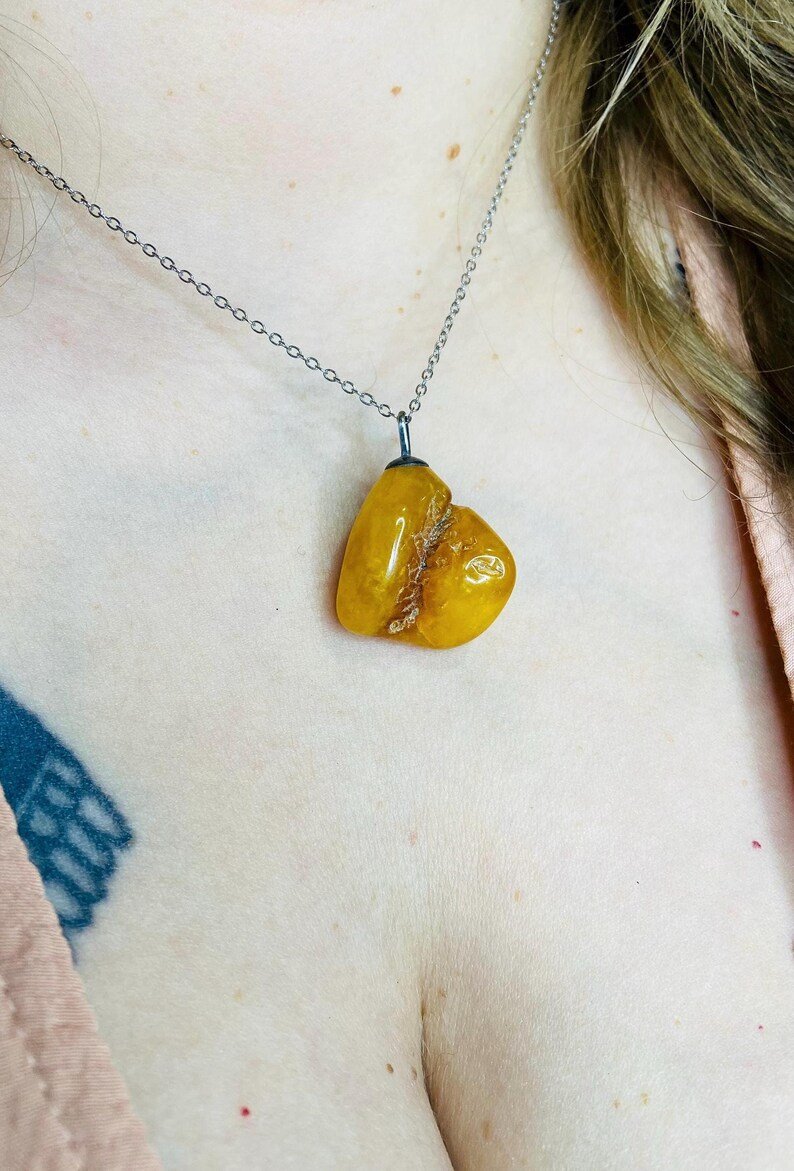 56548094-r-il-2bbe29-6949123333-il_794xN.6949123333_8xcz Unikāls Dzintara kulons ar milzīgu, izteiksmīgu plaisu